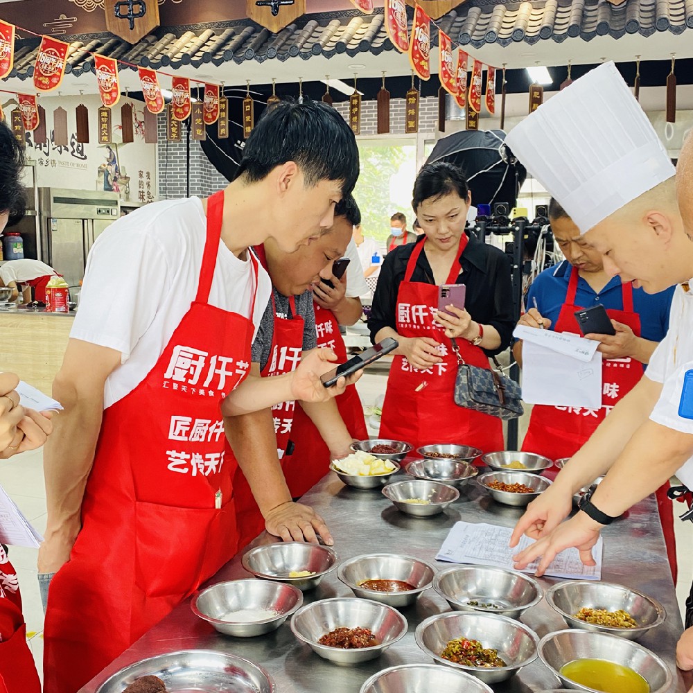 「旋轉小火鍋」開店成功！餐餐爆滿，一月回本！